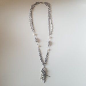 💲5️⃣ in 🛍️of3+  Silvery Flower Necklace with Faux Pearls